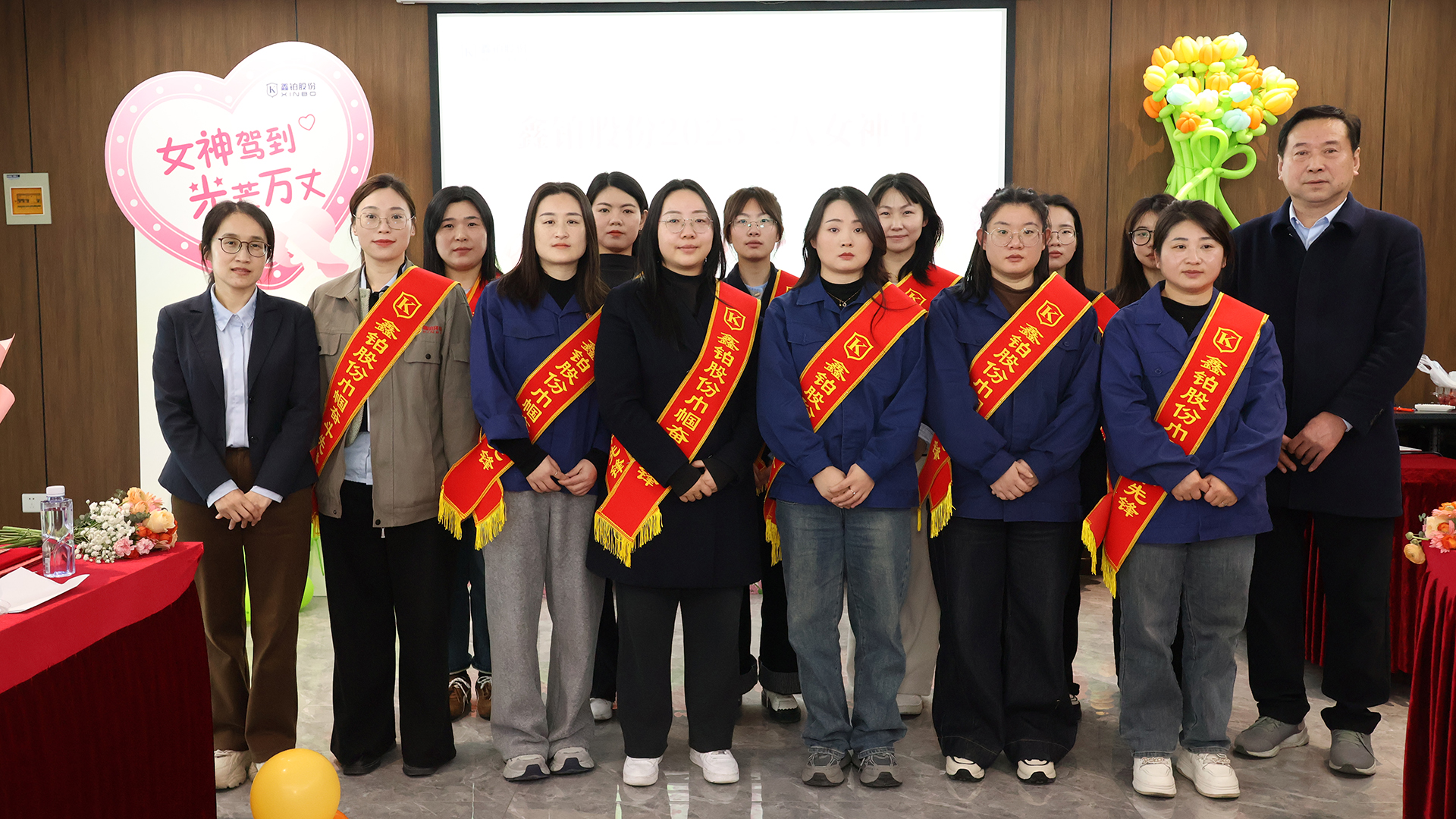 1741657294596638.jpg 整个获奖合影.JPG